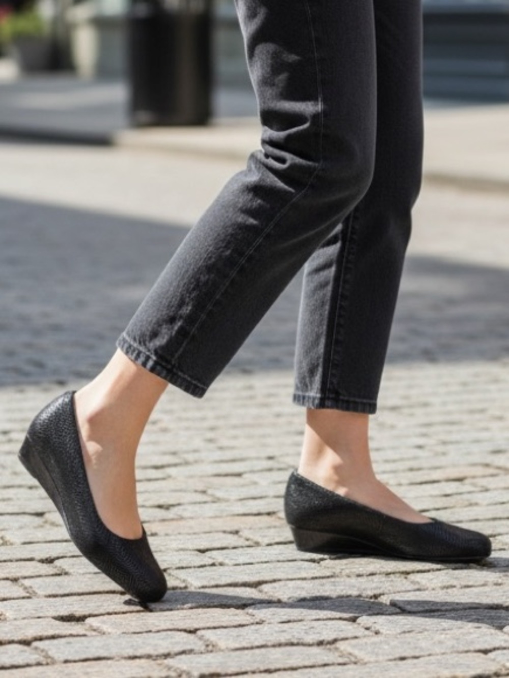 Trotters Black Wedged Round Toe Comfort Slip On Shoes Size 7.5